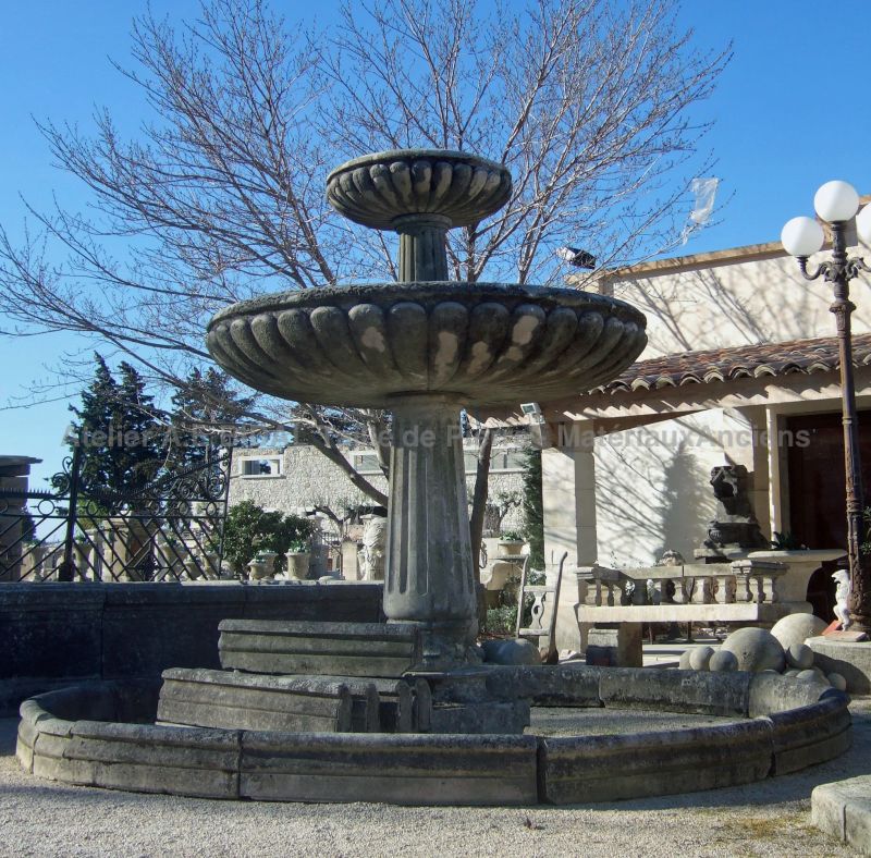 Grande fontaine ancienne en pierre avec 2 vasques par Les Matériaux Anciens en Provence Alain BIDAL.