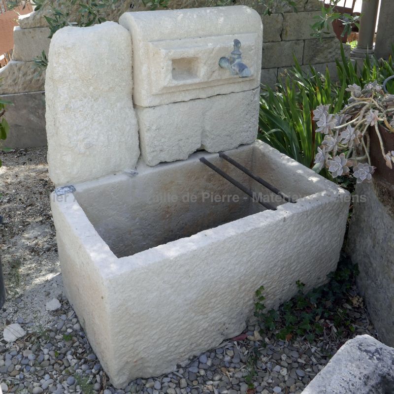 Petite fontaine blanche en pierre naturelle ancienne | Fontaine pour terrasse ou petit jardin en vente en Provence chez Alain BIDAL.