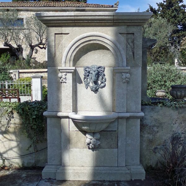 Fontaine murale de prestige : Élégance classique et caractère - Atelier Alain BIDAL (Provence)
