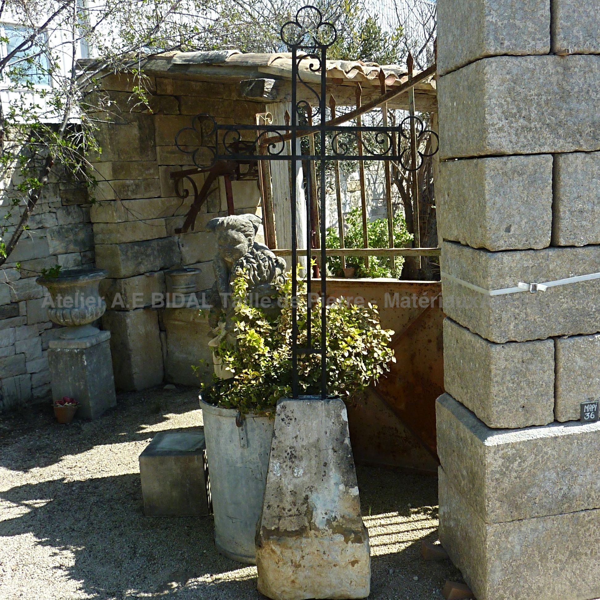 Superbe croix ancienne - une croix chrétienne réalisée à la main dans de la fonte ancienne.