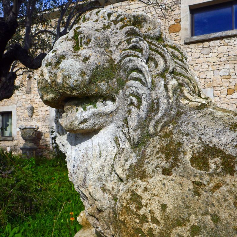 Antique stone lion from the 18th Century : Atelier Alain BIDAL (Provence)