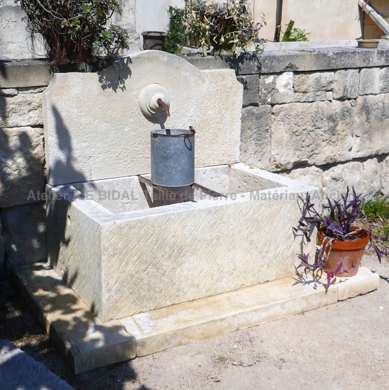 Charming small-size Provençal fountain in a frost-resistant limestone by the stonemason Alain BIDAL