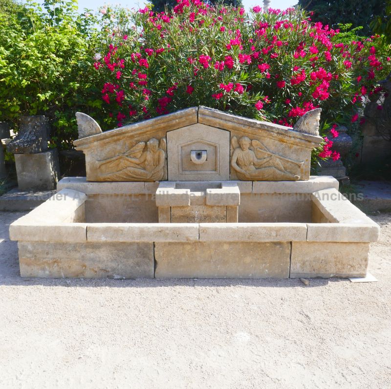 Rustically charming outdoor fountain : a beautiful old-fashioned fountain in stone - Atelier Alain BIDAL (Provence)