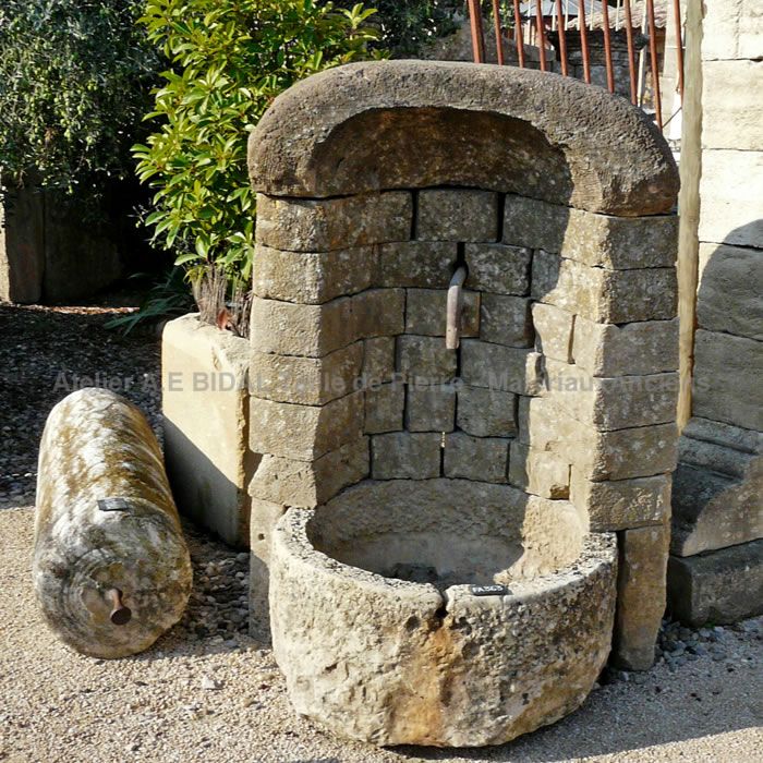 Fontaine d'angle avec bac circulaire