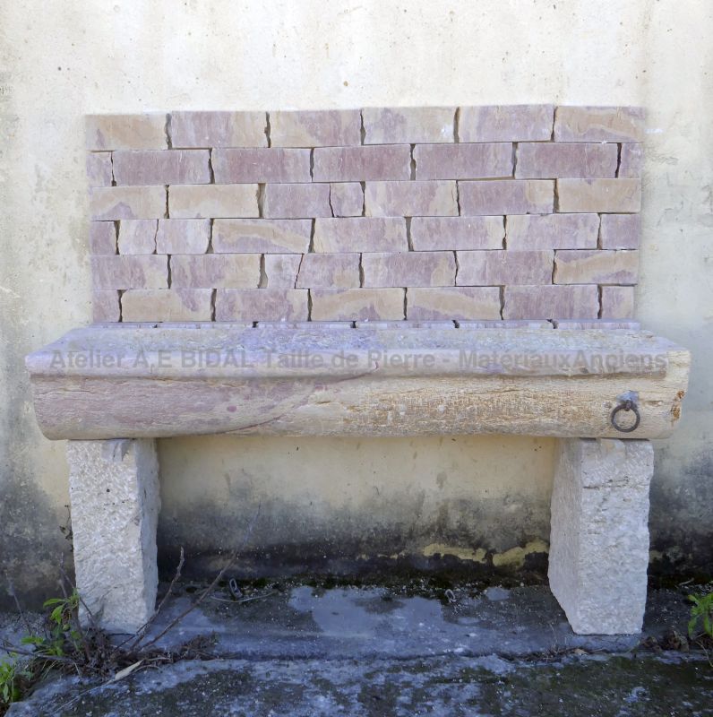 Évier en pierre naturelle avec jambages et crédence - Réalisation Alain BIDAL Matériaux Anciens en Provence