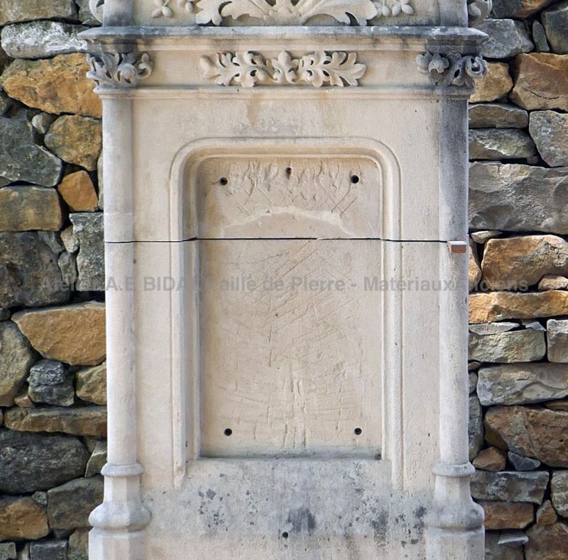 Stèle ancienne en pierre de Savonnière patinée par Alain BIDAL Matériaux Anciens en Provence.