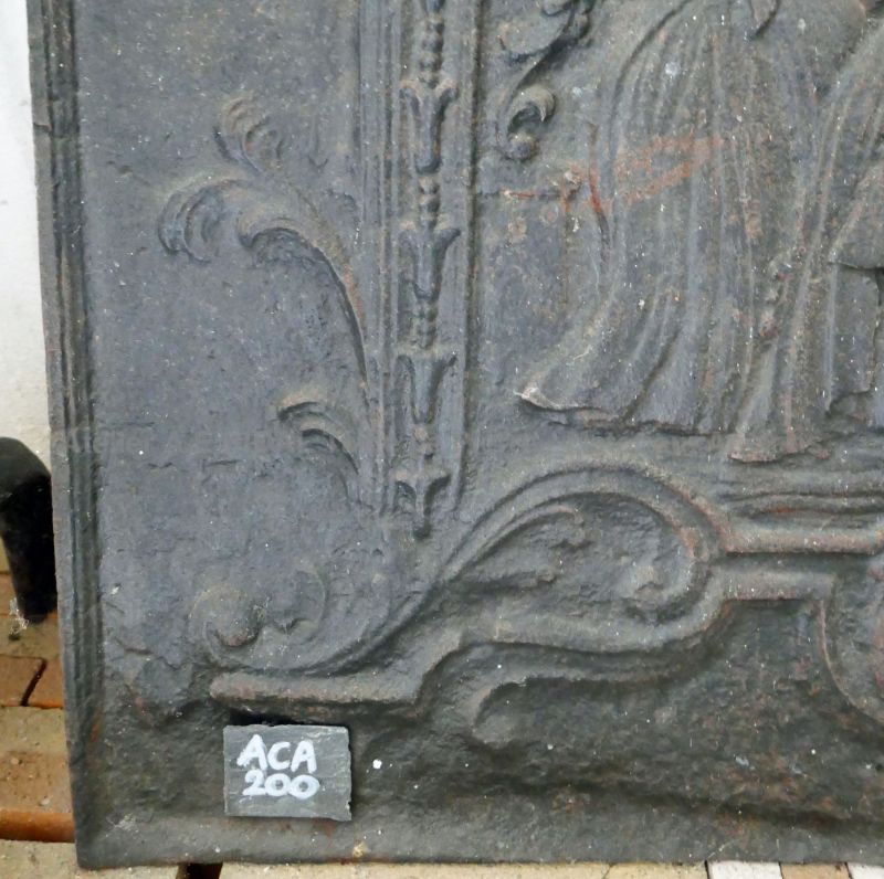 Détail de notre ancienne plaque en fonte de style baroque pour cheminée : coin gauche en bas