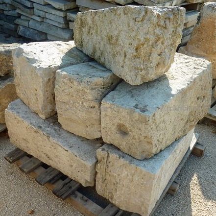 Borne ancienne de 70 cm de hauteur - borne en pierre de décoration.