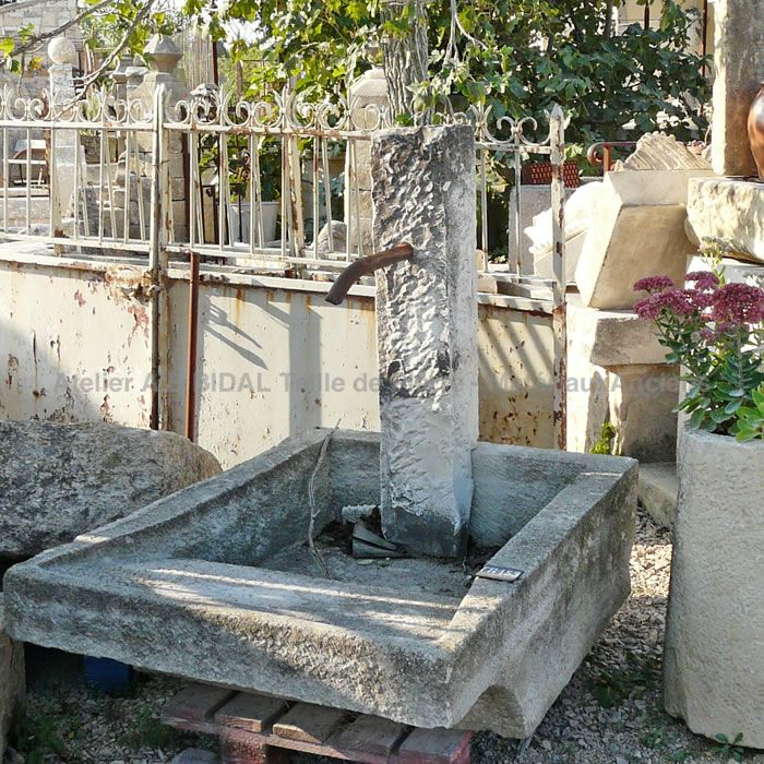 Petite fontaine avec bassin lavoir