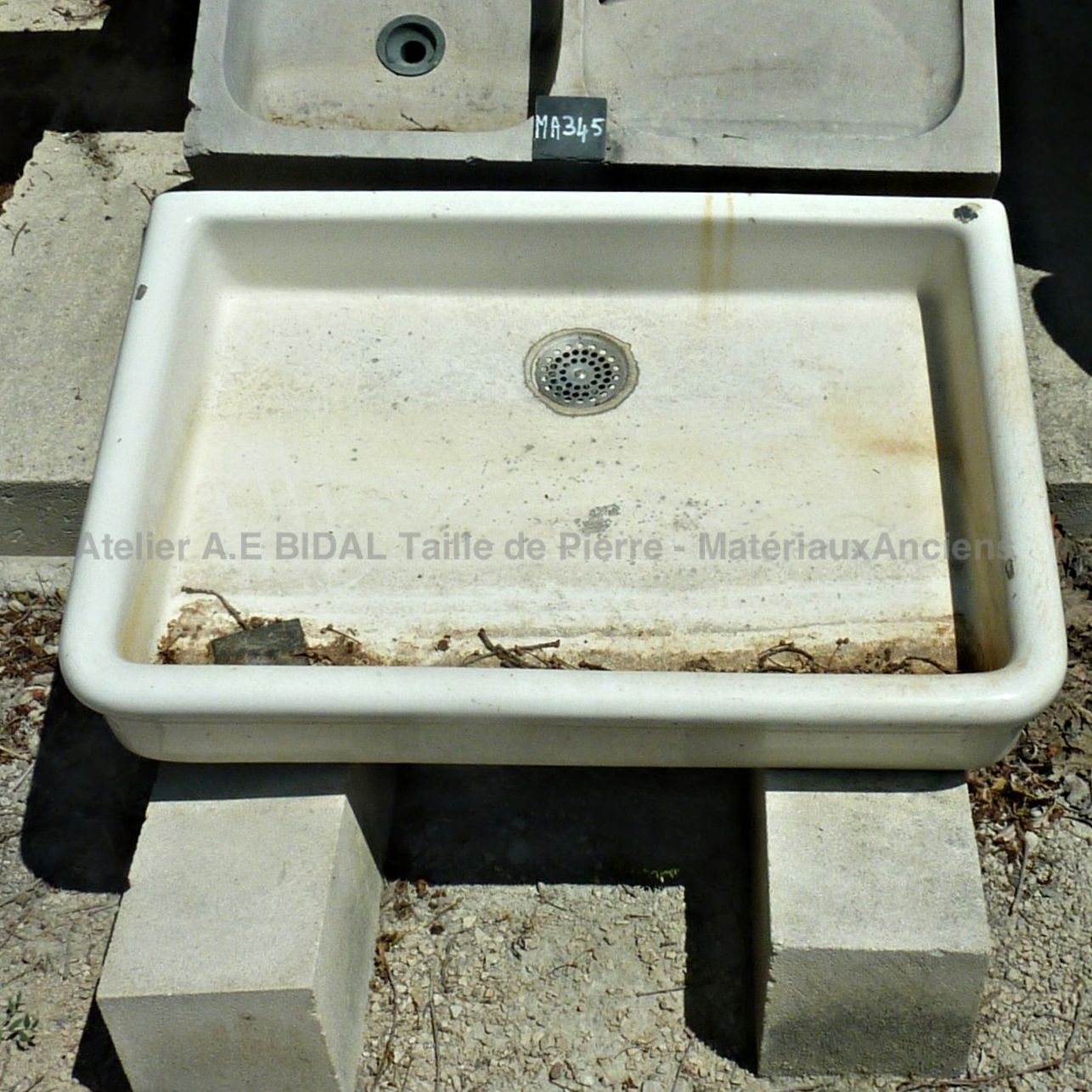 Évier ancien en email blanc