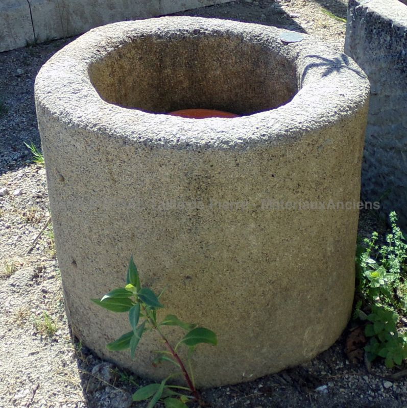 Round trough in patinated stone : small and decorative planter or flower pot - Atelier Alain BIDAL (Provence)
