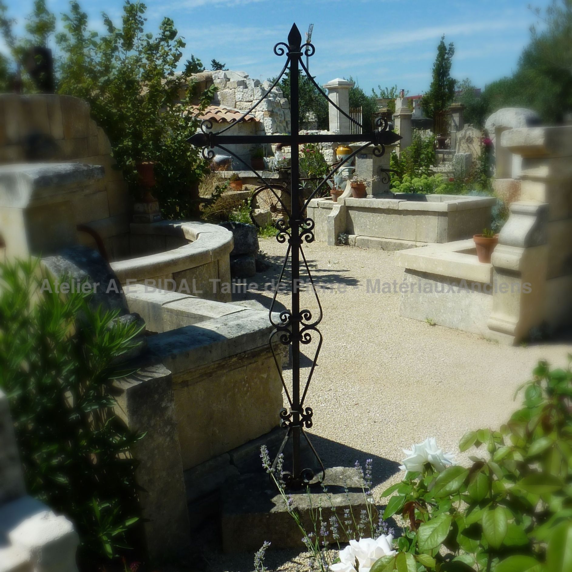 Elégante croix ancienne en fer forgé - croix chrétienne de notre patrimoine religieux.