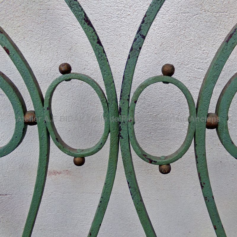 Belles grilles anciennes forgées de jolies volutes et de tores - Atelier Alain BIDAL (Provence)