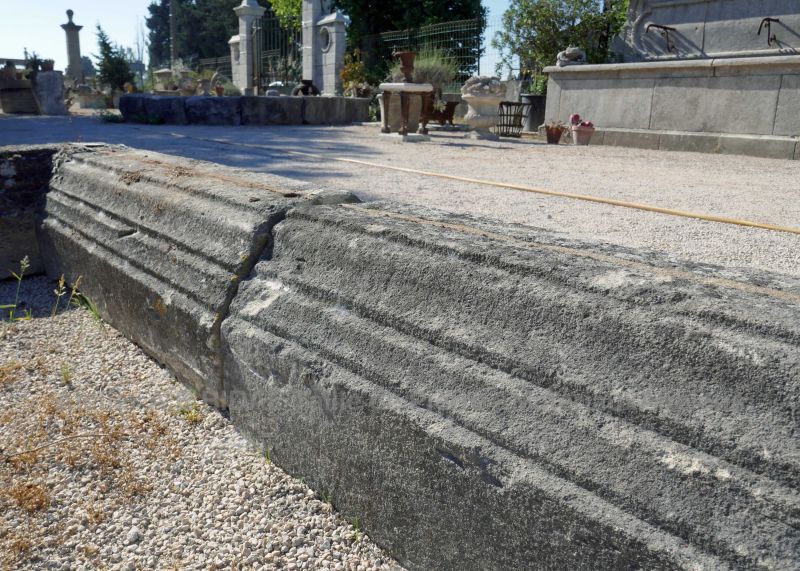 Les Matériaux Anciens en Provence Alain BIDAL vous présente cet ancien bassin mouluré en pierres.