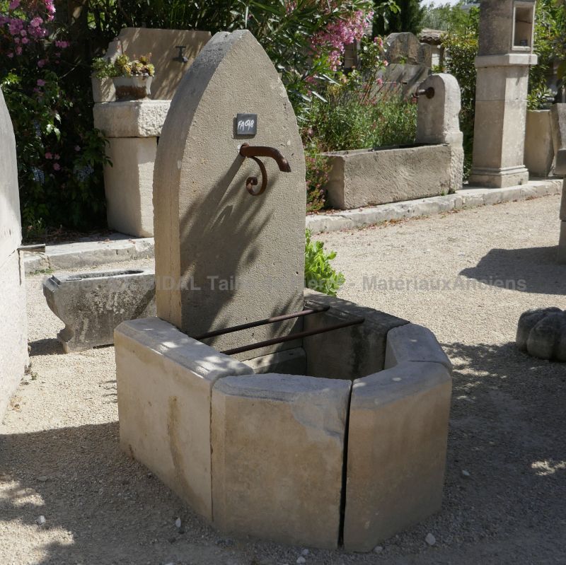Petite fontaine ou borne à eau gothique - une fontaine de jardin murale.