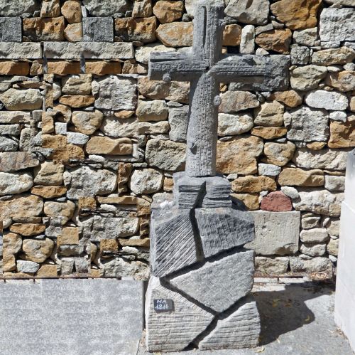 Religious elements Bidal: stele and cross made of Savonnière stone.
