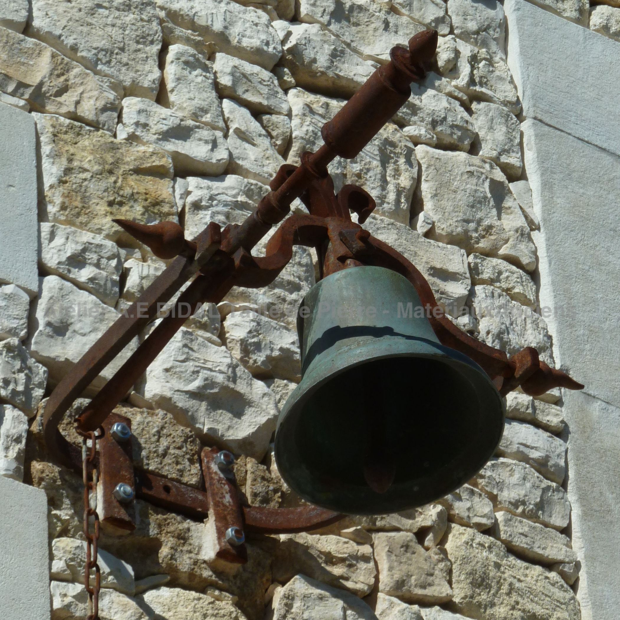 Cloches anciennes et autres objets de décoration ancienne: cloche en bronze.