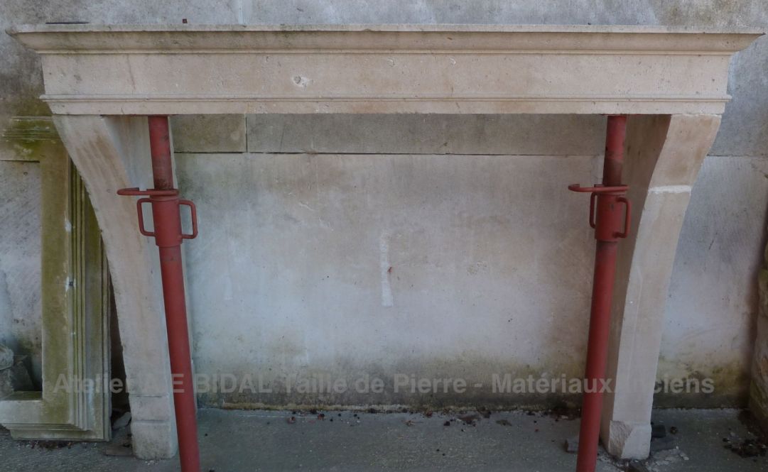 Belle cheminée 19 ème - une cheminée en pierre tendre que nous proposons à la vente avec un bon rapport qualité/prix.