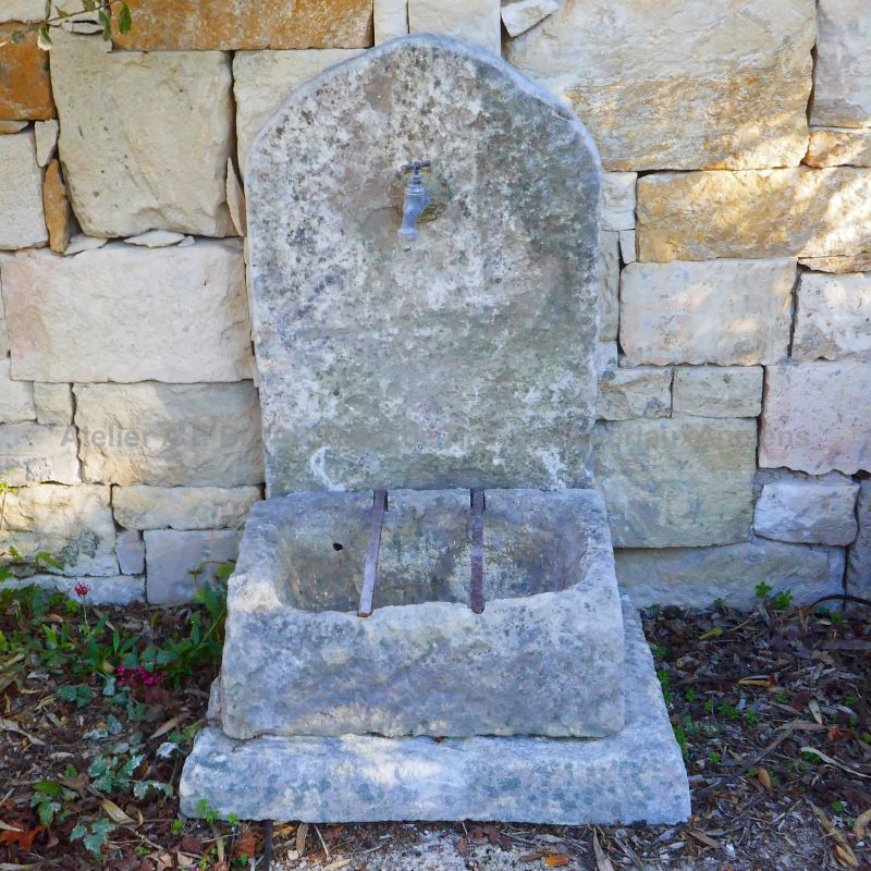Petite fontaine de jardin en pierres anciennes par le tailleur de pierre en Provence Alain BIDAL