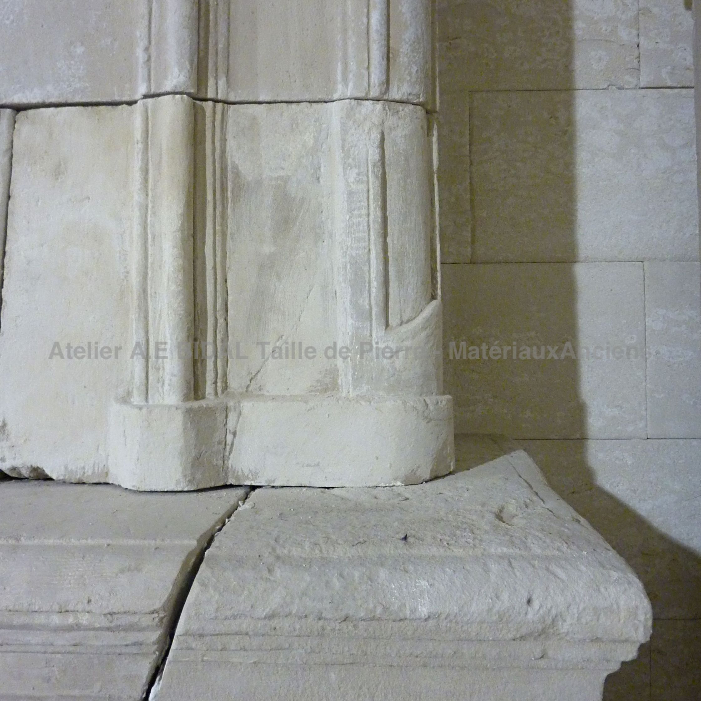 Donnez une âme et du caractère à votre maison avec notre sélection de cheminées d'époque Louis 14 en pierre.