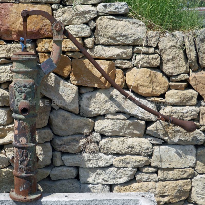 Pompe manuelle de plus d'un mètre de haut - pompe manuelle à patine verte en fonte.