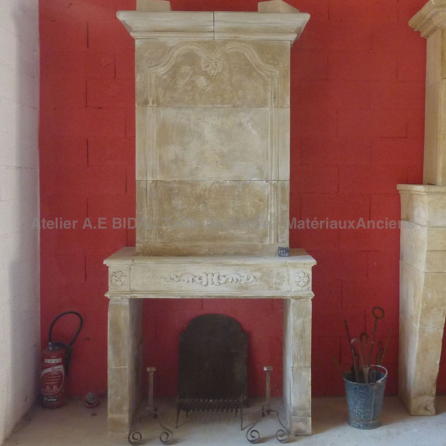 Beautiful old fireplace made in our workshops located in the South of France.