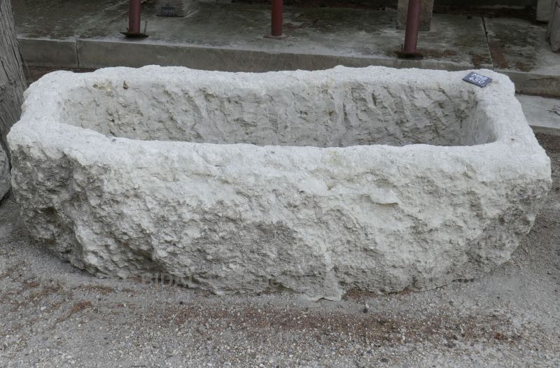 Bac décoratif pour jardin en pierre ancienne en vente chez Alain BIDAL matériaux anciens - Provence