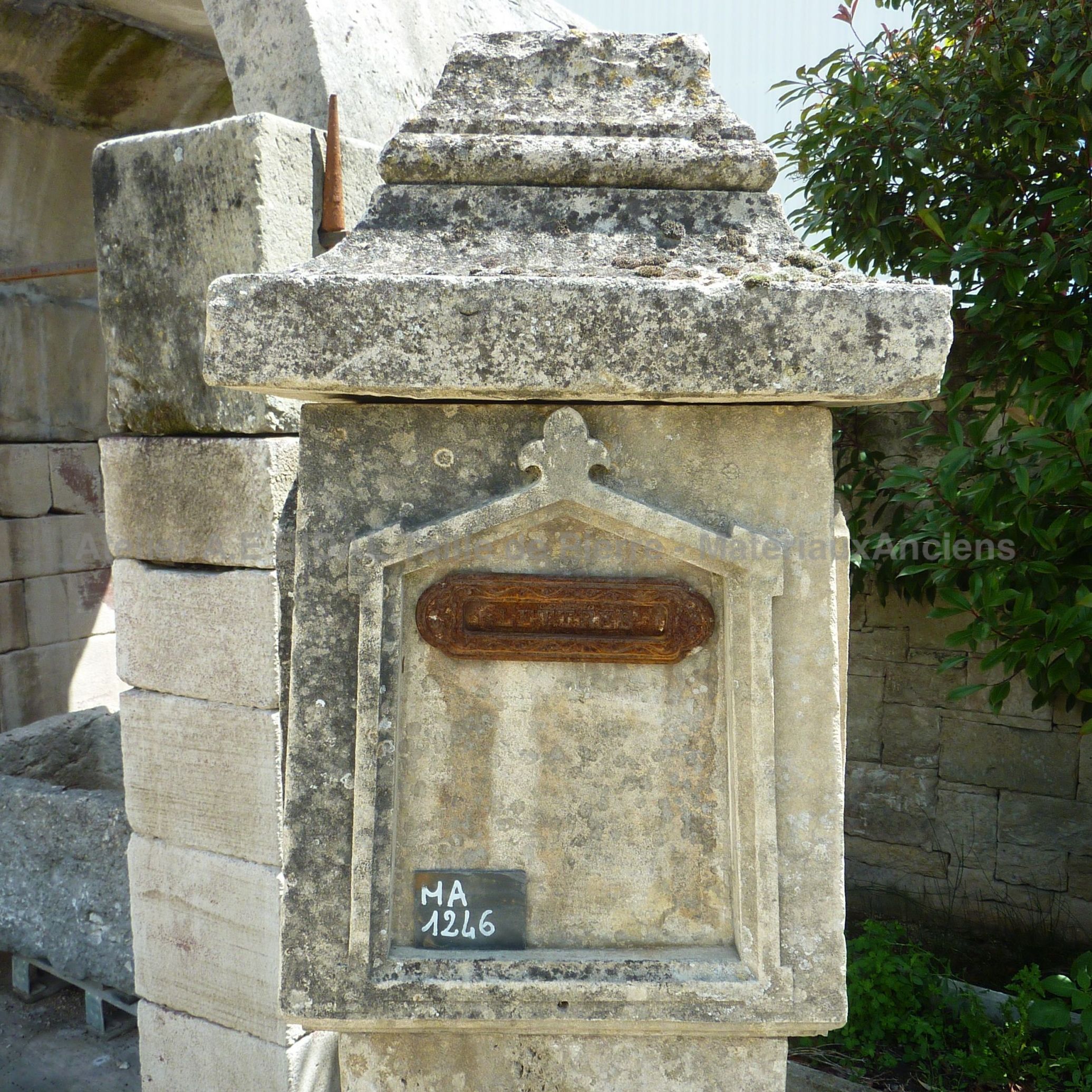Boite aux lettres avec loquet métallique - boite aux lettres en matériaux anciens.