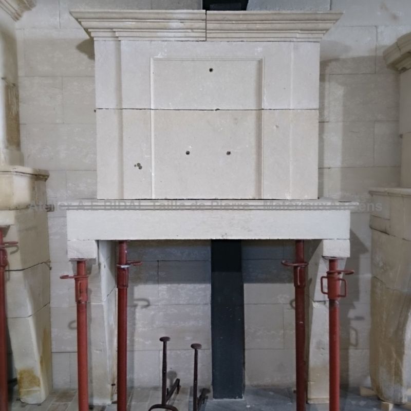 Louis XIV fireplace ins tone the Antique materials Alain Bidal. The Antique materials Alain Bidal offer you a large selection of antique fireplaces in stone.