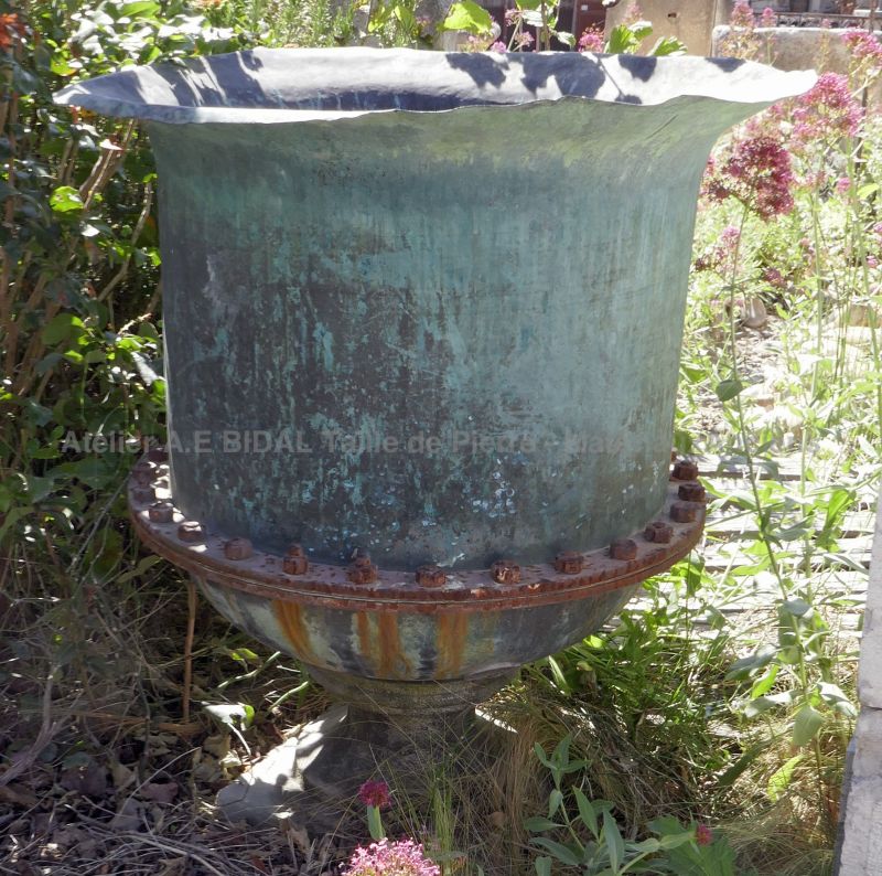 Vase ancien en fonte ancienne : vase ancien de grande dimension et de large diamètre.