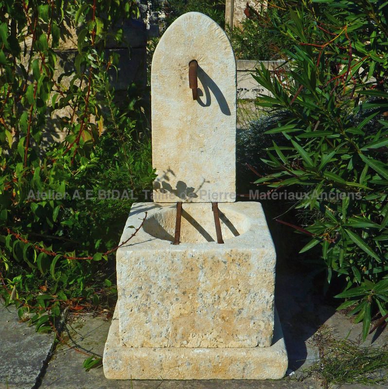 Petite fontaine de jardin en pierre naturelle par le tailleur de pierre en Provence Alain BIDAL