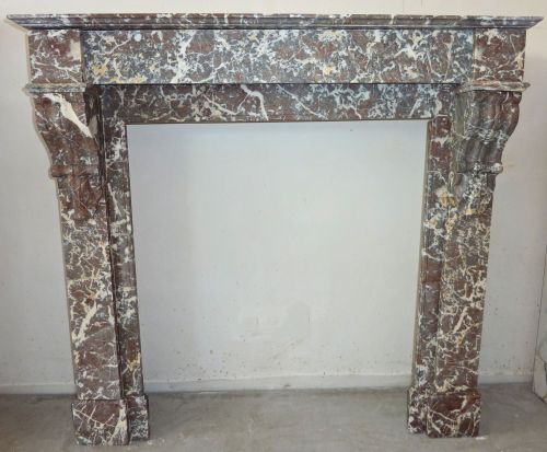 Cheminée marbre rose très veiné de blanc - une cheminée ancienne en marbre pour une décoration chaleureuse et pleine de grâce.