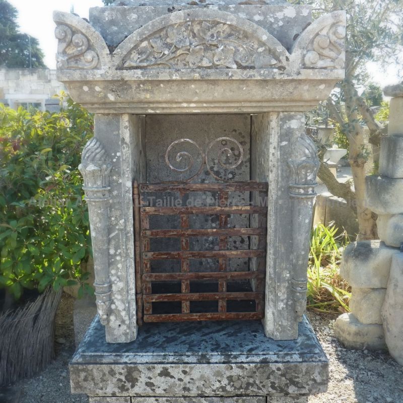 Pretty niche in stone and wrought iron on our ancient oratory | On sale only at Alain Bidal Antique Materials in Provence.