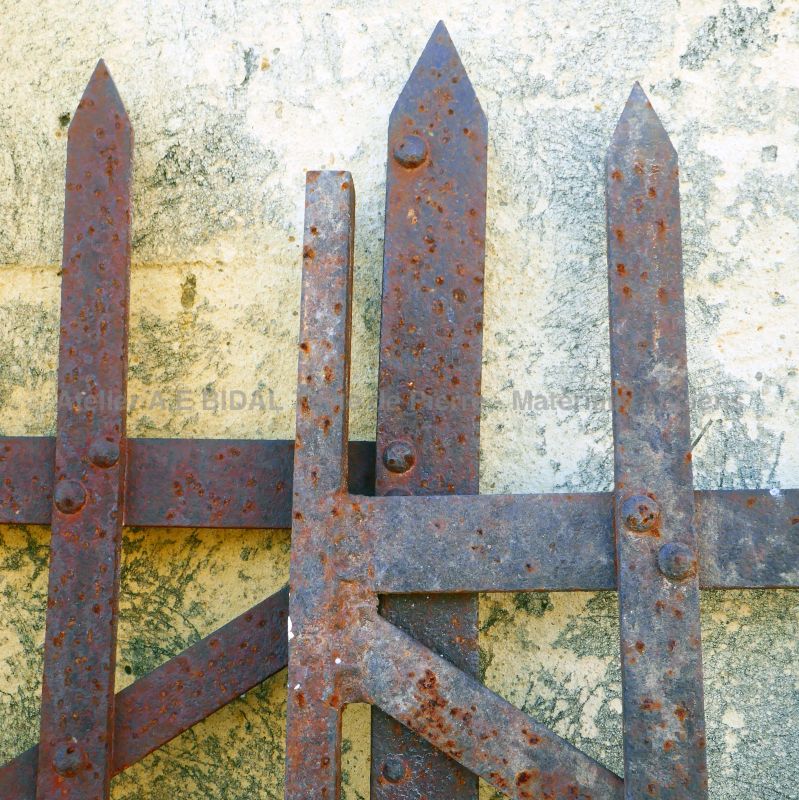 Ancien portail en fer forgé vendu par Les Matériaux Anciens en Provence Alain BIDAL