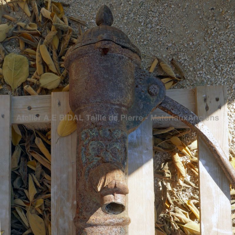 Pompe manuelle à bras - une pompe à eau en fonte ancienne.