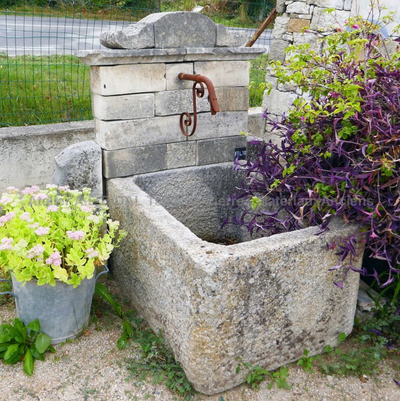 Fontaine d'extérieur avec bac massif pour décoration ancienne | Fontaine murale avec fronton appareillé et bac massif.
