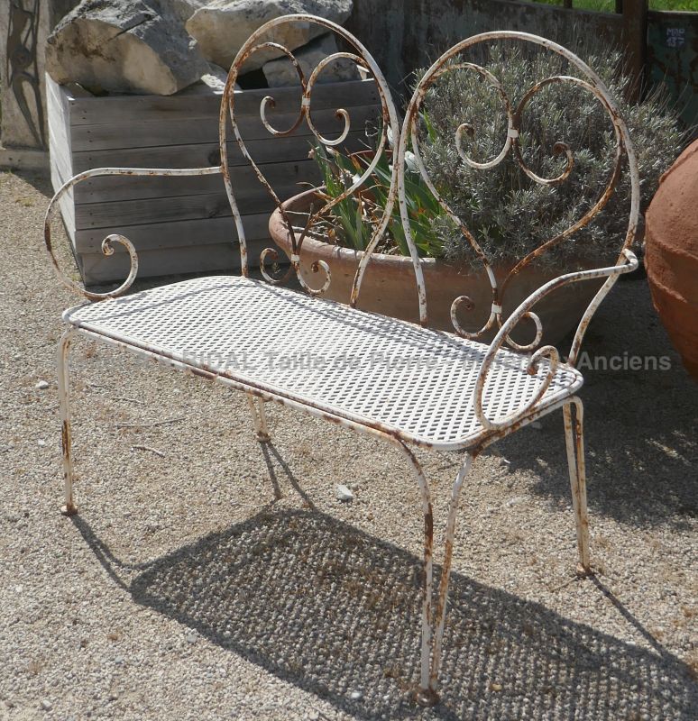 Canapé d'extérieur vintage : ancienne banquette en fer forgé par Les Matériaux Anciens en Provence lain BIDAL