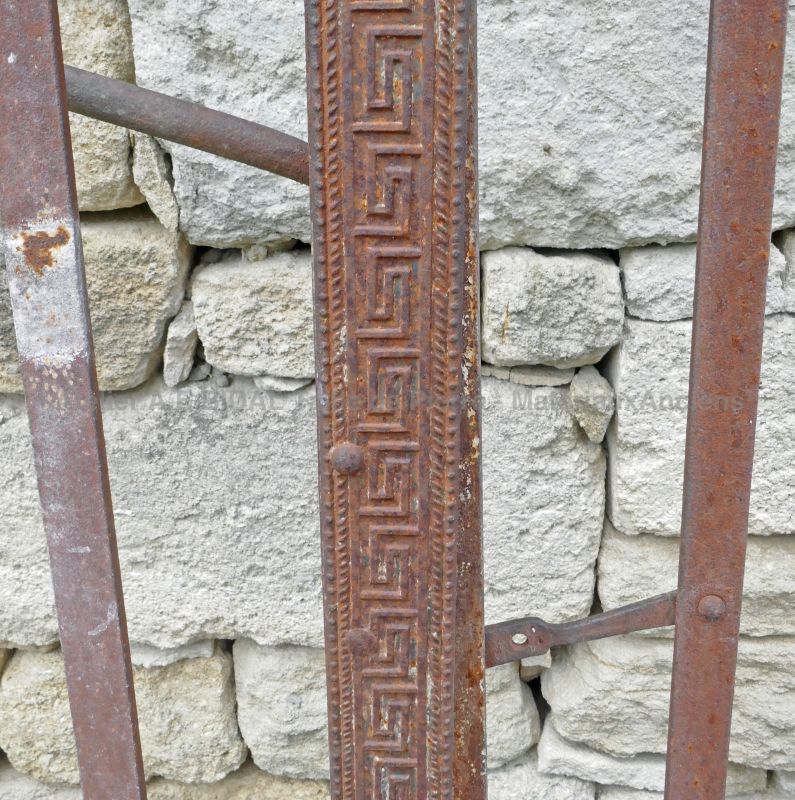 Reclaimed wrought iron gate for stone pillars - Atelier Alain BIDAL (Provence)