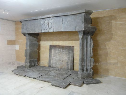 Cheminée Médiévale XII siècle ** VENDUE