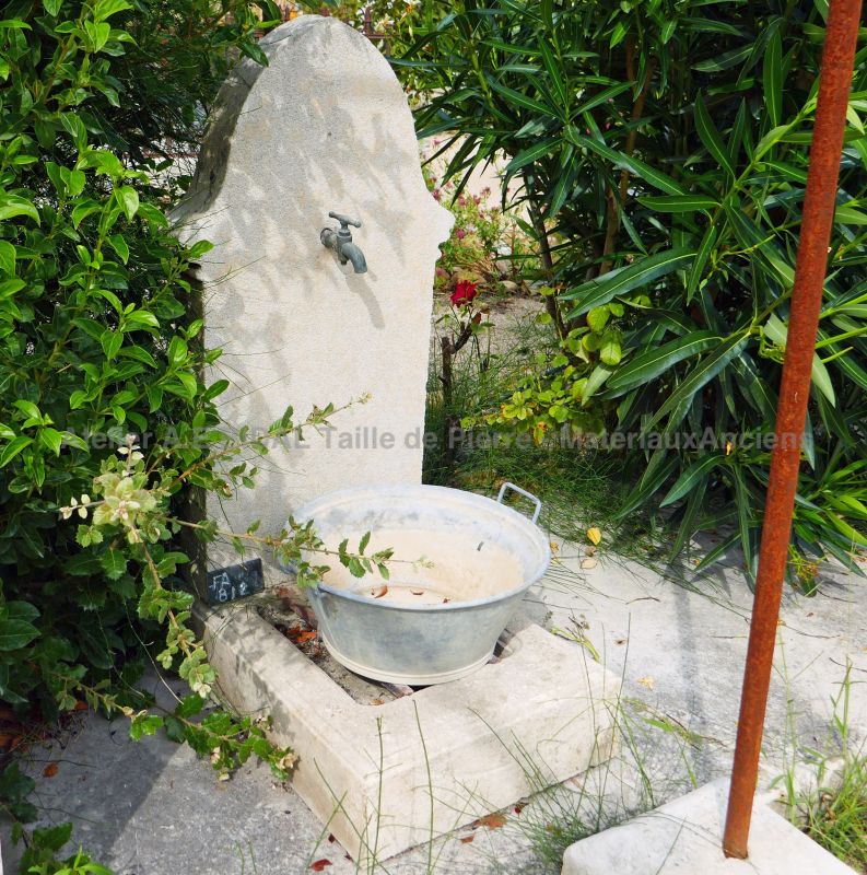 Small water fountain in stone | A petite fountain easy to install and inexpensive on sale at Alain Bidal in Provence.