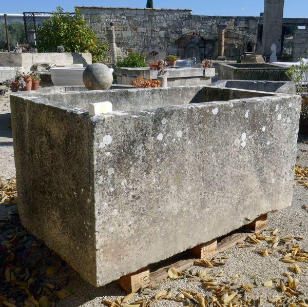 Gros bac ancien en pierre pour aménagement extérieur par Atelier Alain BIDAL