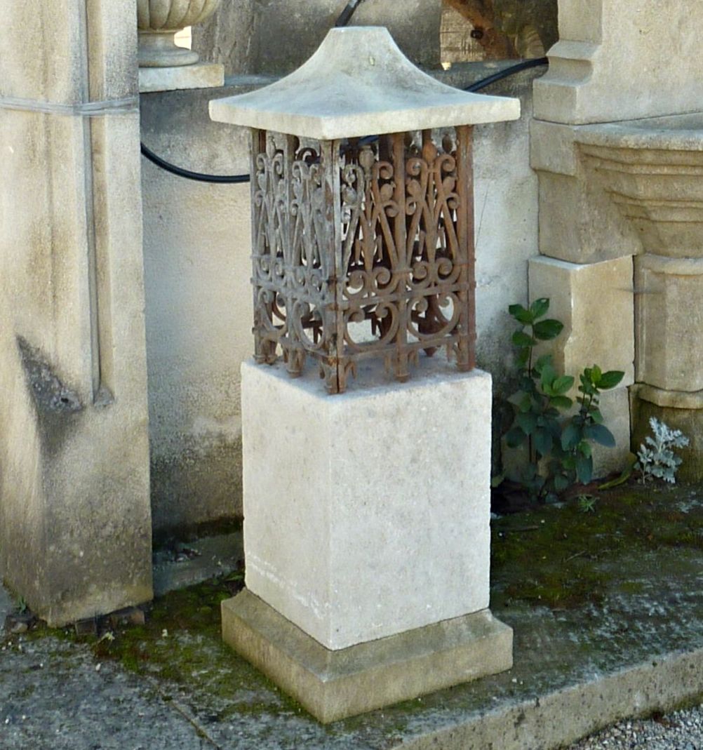 Luminaire en fer forgé et pierre calcaire - décoration ancienne.