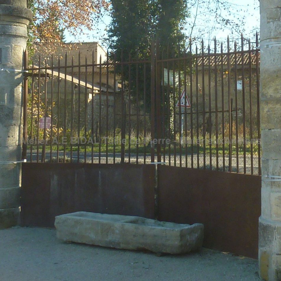Beau portail ancien en fer forgé - grille ancienne rivetée et semi-ajourée.