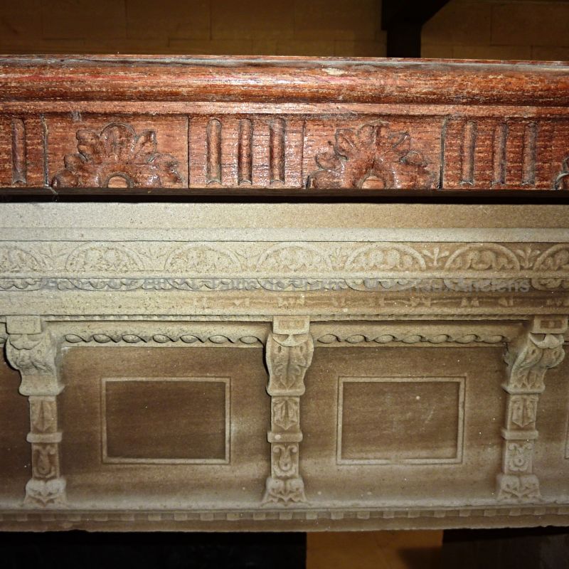 Cheminée ancienne réalisée dans de la pierre - sculptures.