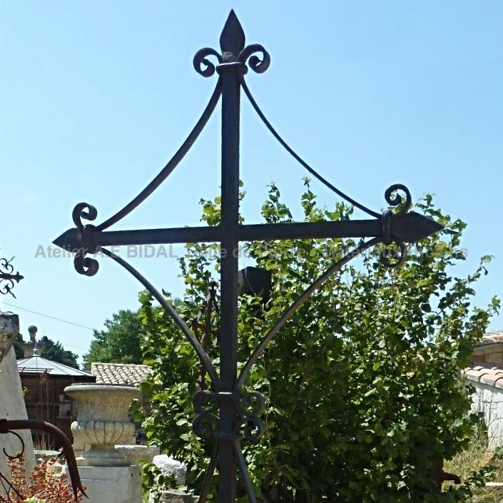 Magnifique croix ancienne au design raffiné - croix chrétienne en fer forgé.