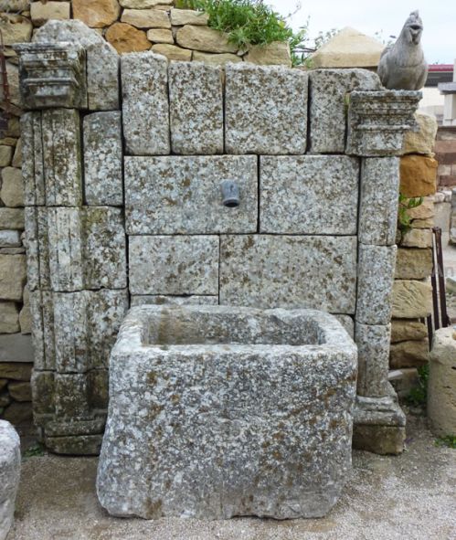Fontaine en pierre avec pilastres