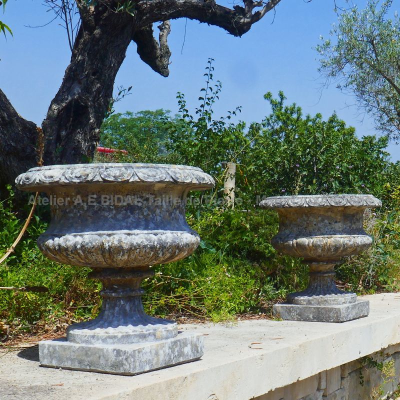 Pair of Medici vases in composite stone, late 20th century - Atelier Alain BIDAL (Provence)