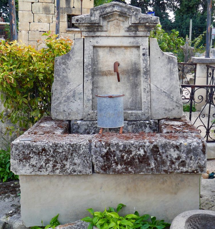 Fontaine murale en pierre de Bourgogne avec barres dites repose-seau - fontaine de jardin avec fronton et bassin.