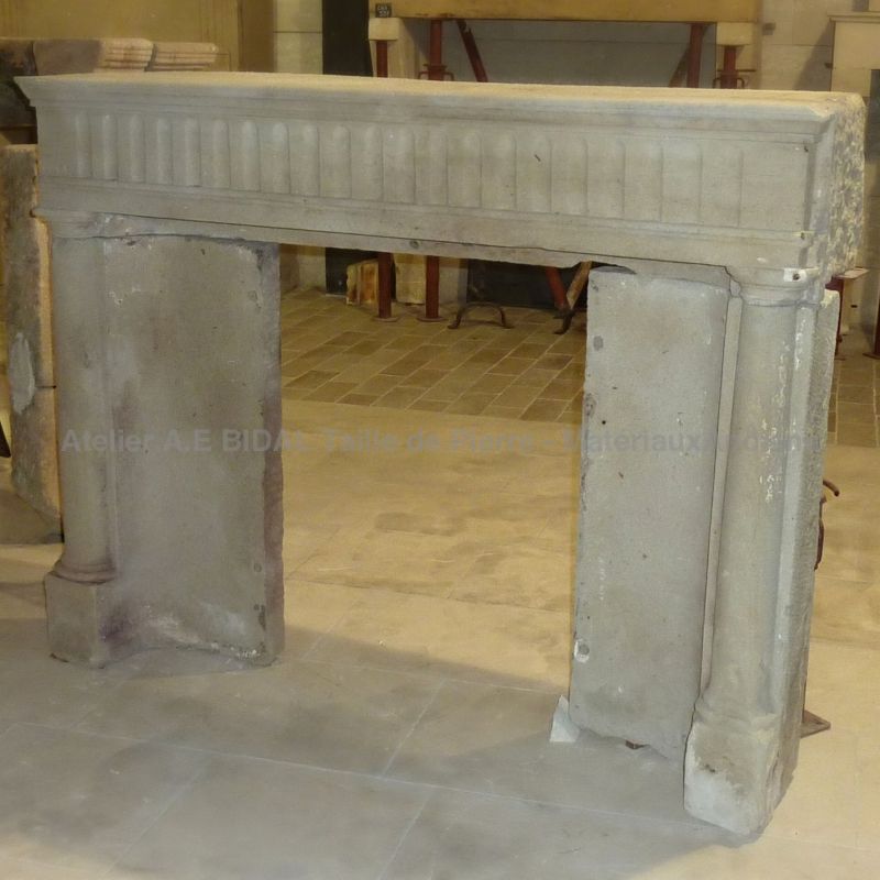 Découvrez la cheminée style Empire en pierre ancienne avec ses jambage sculptés en colonnes | Atelier BIDAL