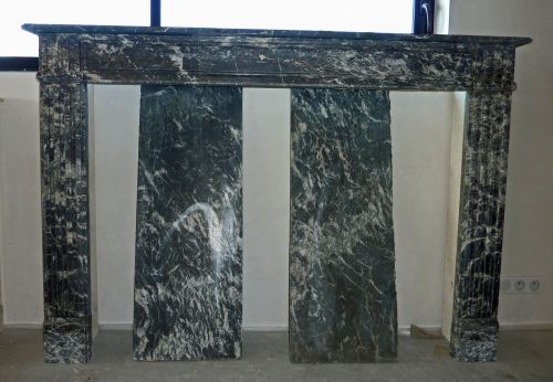 Antique black marble mantle for sale at Alain Bidal Antique Materials in Provence.